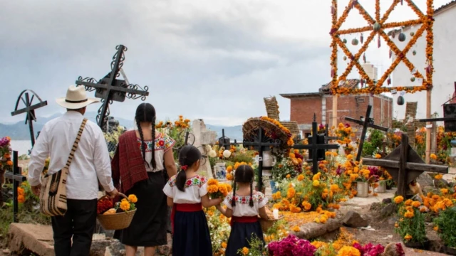 Une famille au cimetière, fête des morts - Mexique