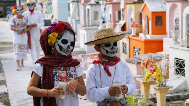 Des enfants au cimetière, fête des morts - Yucatan