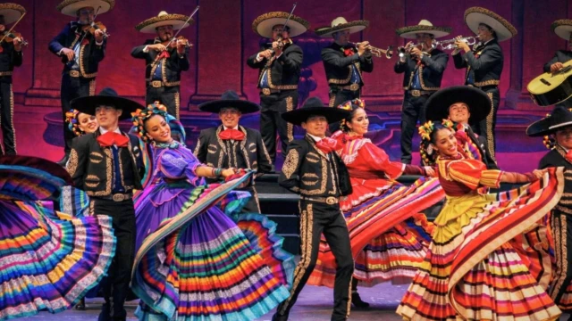 Danseurs de jarabe tapatio au Mexique