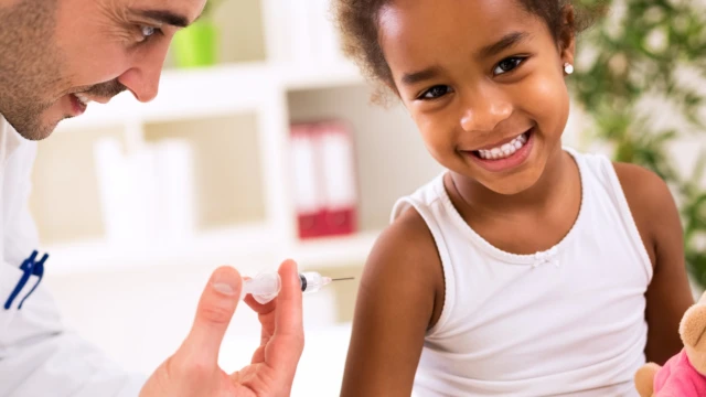 Petite fille qui se fait vacciner