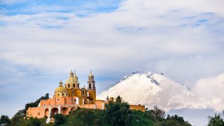 Iglesia en Choula, Puebla a las faldas del Volcan Popocatepetl, México