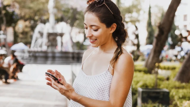 Une femme qui telephone au Mexique