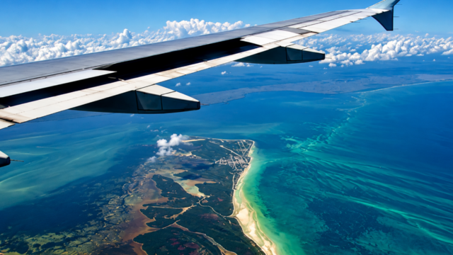 avion atterrissant à Cancún