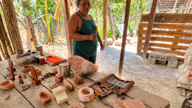 une femme dans un atelier de poterie de la communauté de Chicanna